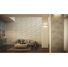 Woonkamer met beige behang met ginkgo patroon, bank en meubels