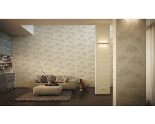 Woonkamer met beige behang met ginkgo patroon, bank en meubels