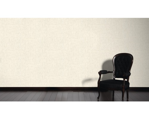 Scene met gestructureerd behang op de muur en een stoel