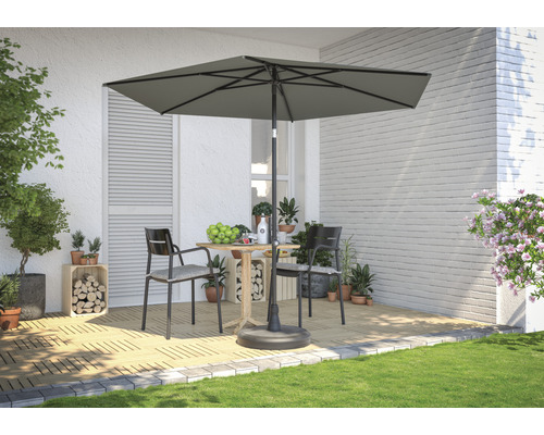 Terras met parasol, tafel en stoelen