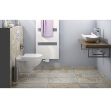 Moderne badkamer met hangtoilet, handdoekradiator en opzetwastafel op houten console