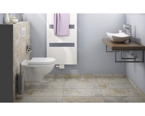 Moderne badkamer met hangtoilet, handdoekradiator en opzetwastafel op houten console