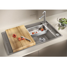 Keuken spoelbak met snijplank, afdruipbak, kraan en groenten