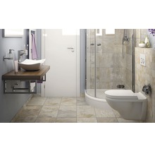 Lichte badkamer met wastafel, spiegel, douche en toilet.