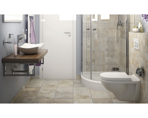 Lichte badkamer met wastafel, spiegel, douche en toilet.