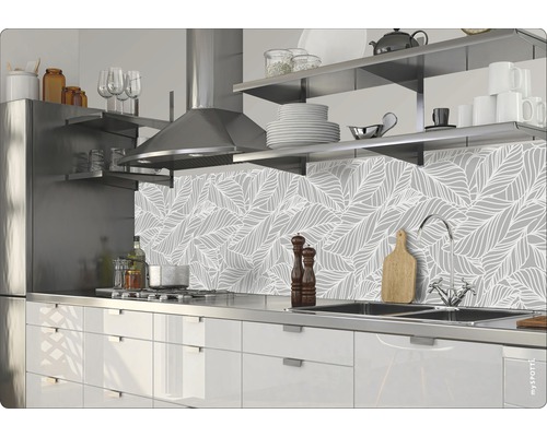 Keukenachterwand met bladerpatroon in een moderne keuken.