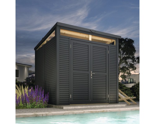 Houten tuinhuis met dubbele deur naast zwembad