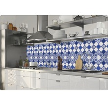 Keuken met blauw-witte tegelachterwand