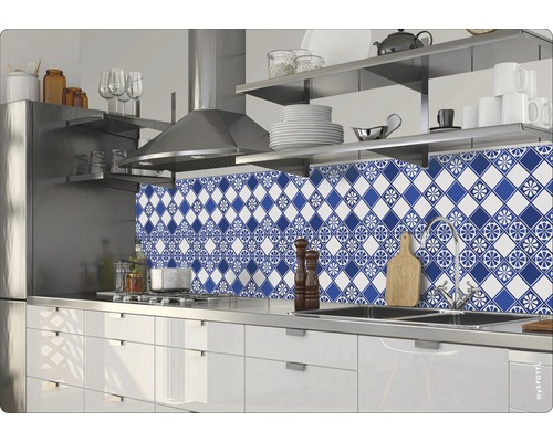 Keuken met blauw-witte tegelachterwand