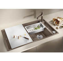 Spoelbak met afdruiprek, snijplank en afvalbak voor het werk in de keuken