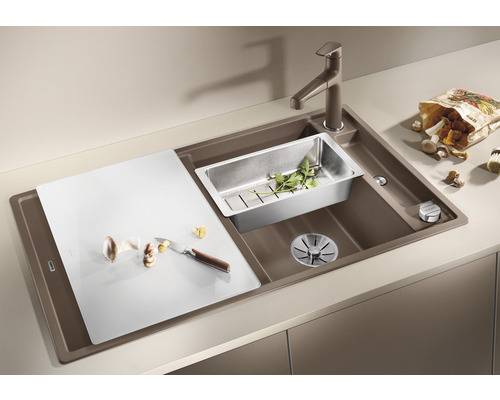 Spoelbak met afdruiprek, snijplank en afvalbak voor het werk in de keuken