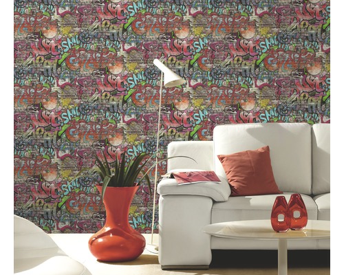 Woonkamer met behang in graffitistijl