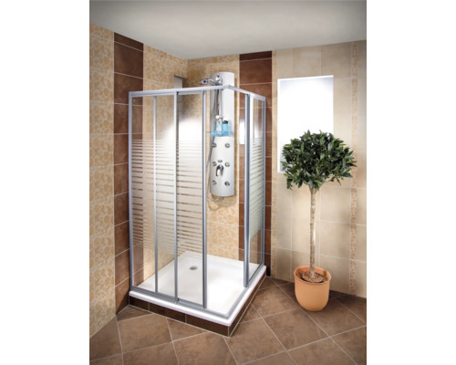 Hoekdouche met douchepaneel in een betegelde badkamer