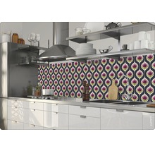 Keukenscène met een keukenachterwand met bloemenmotief, gootsteen en kookplaat
