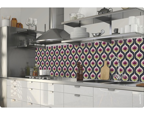 Keukenscène met een keukenachterwand met bloemenmotief, gootsteen en kookplaat
