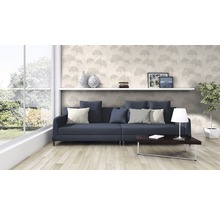 Woonkamer met bank, tafel, plank en behang