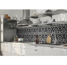 Moderne keuken met zwart ornamentmotief als achterwand