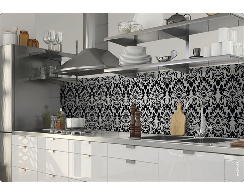 Moderne keuken met zwart ornamentmotief als achterwand