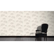Scene met bloemenbehang en fauteuil