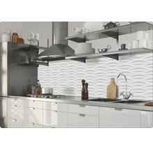 Moderne keuken met gootsteen, fornuis en gestructureerde wand