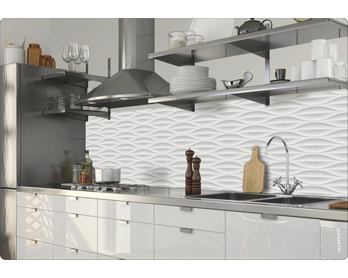 Moderne keuken met gootsteen, fornuis en gestructureerde wand