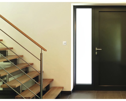 Scene met een houten trap met metalen leuning en een voordeur met zijpaneel