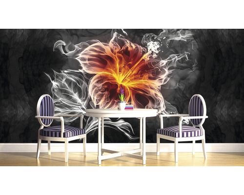 Kamerdecoratie met bloemenbehang, ronde tafel en twee stoelen