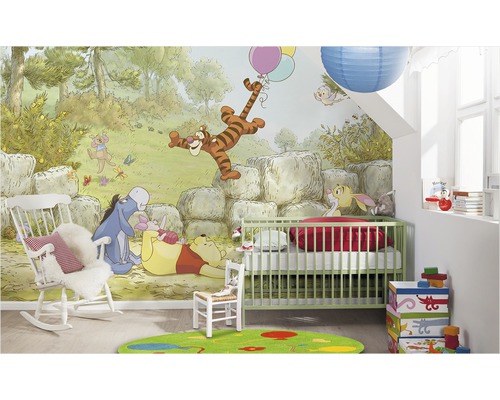 Kinderkamer met Winnie de Poeh muurschildering, kinderbed en schommelstoel