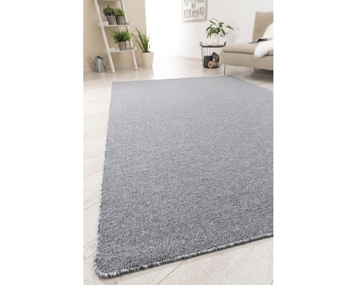 Grijs tapijt in een lichte woonkamer.