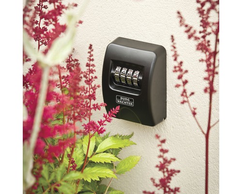 Sleutelkluis met cijfercode en Burg Wächter Logo aan een muur