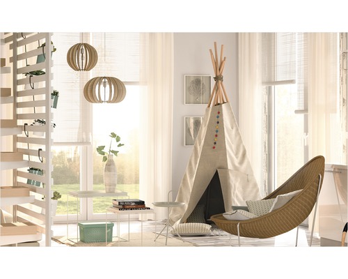 Licht interieur met tipi-tent, houten hanglampen en rotan stoel