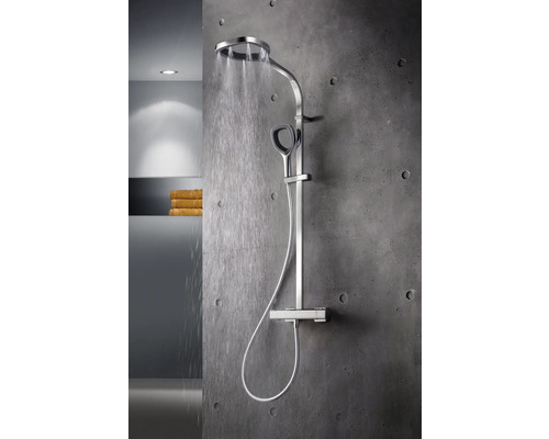 Opbouw douchesysteem met hoofd- en handdouche tegen een betonnen muur