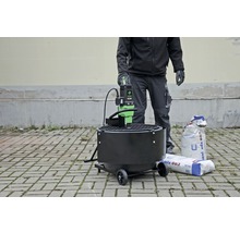 Mortelmachine met persoon en twee zakken kant-en-klare mortel