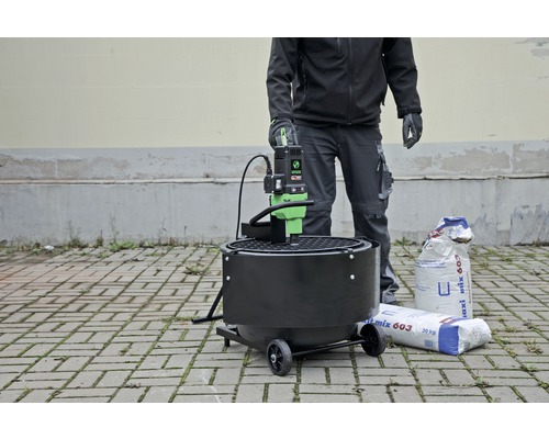 Mortelmachine met persoon en twee zakken kant-en-klare mortel