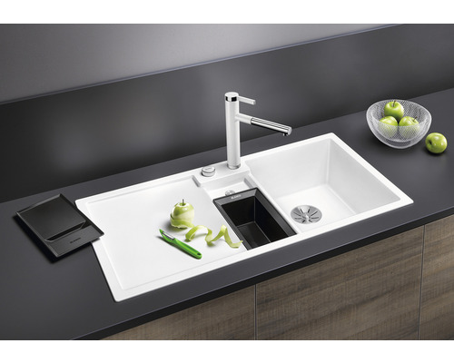 Keuken spoelbak met afdruiprek, kraan en accessoires op een aanrecht