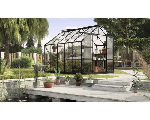 Kas in de tuin met planten en tuinaccessoires