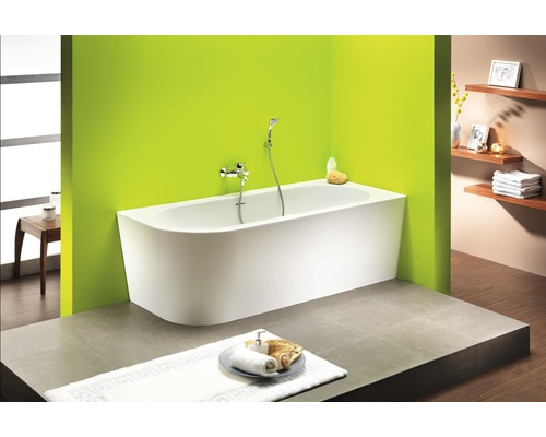 Badkamer met ligbad, kraan en opbergruimte voor badbenodigdheden