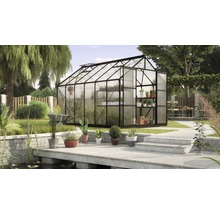 Tuinkas in de tuin met beplanting en vijver.