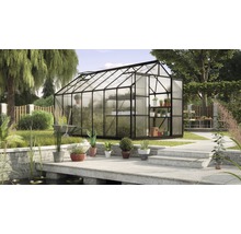 Kas in de tuin met planten en tuinaccessoires