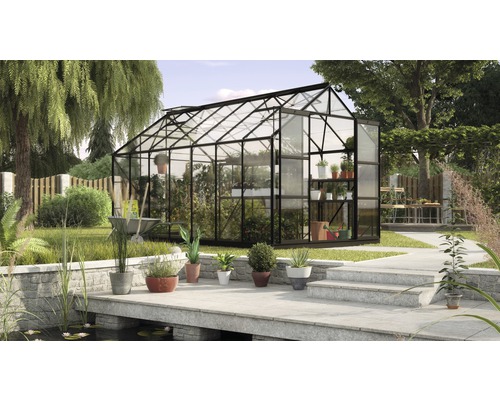 Kas in de tuin met planten en tuingereedschap