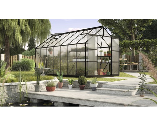 Tuinkas met planten en tuinbenodigdheden in de tuin