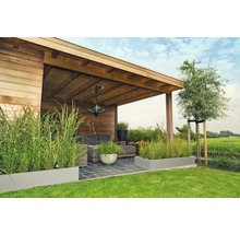 Tuin met houten terrasoverkapping, planten in plantenbakken en gazon