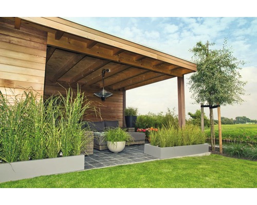 Tuin met houten terrasoverkapping, planten in plantenbakken en gazon