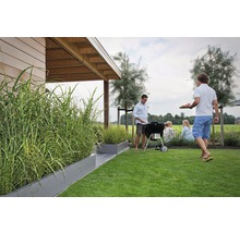 Tuinscene met barbecue, gazon en beplante plantenbakken