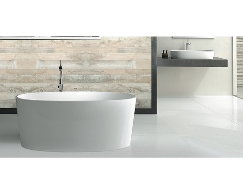 Badkamer met vrijstaand bad en wastafel