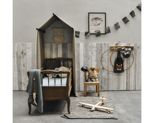 Kinderkamer met bed, decoratie en speelgoed