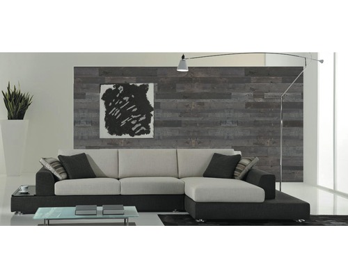 Woonkamer met bank, wandpanelen en kunstwerk