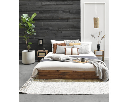 Slaapkamer met tweepersoonsbed, nachtkastjes, kamerplant, hanglamp en vloerkleed