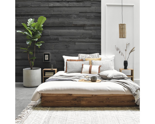 Slaapkamer met bed, nachtkastjes, wandpanelen en kamerplant