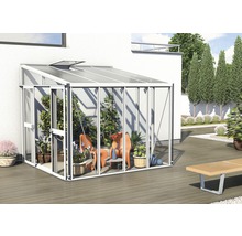 Serre met planten en zitplaatsen in de tuin